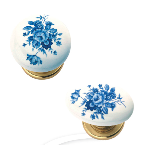 Coppia pomolo ovale con rosetta e bocchetta Lux ad avvitare in porcellana bianca c/fiore blu